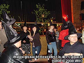 Tanz in den Mai beim Walpurgisnacht-Hexenfest in der Mainacht